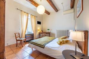 Giường trong phòng chung tại Au Saint Roch - Hôtel et Jardin