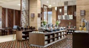 スマランにあるHotel Grandhika Pemudaのホテルのロビー(カウンター、テーブル付)