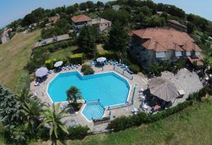 O vedere a piscinei de la sau din apropiere de Hotel Livithra