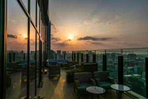 Matahari terbit atau terbenam yang dilihat dari hotel atau berdekatan