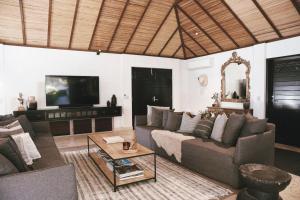 TV a/nebo společenská místnost v ubytování Grand Luxe Villa - 2 Bedroom Retreat with Pool and Spa.