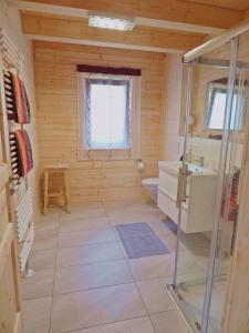 Kylpyhuone majoituspaikassa Holzblockhaus Stark