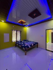 Ένα ή περισσότερα κρεβάτια σε δωμάτιο στο Juee's Holiday Homes