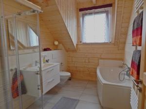 Kylpyhuone majoituspaikassa Holzblockhaus Stark