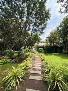 Κήπος έξω από το Juee's Holiday Homes