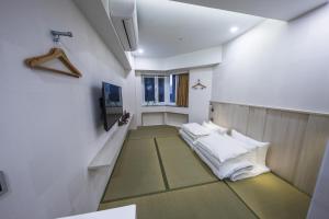 a room with two white pillows on the floor at Apause Inn in Taipei