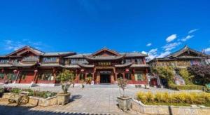 麗江市にあるLijiang Liwang Hotelの中庭を正面に望む建物