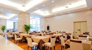 a large dining room with tables and chairs at Kunming Wenhui Hotel in Kunming