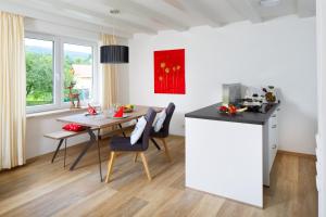 een keuken en eetkamer met een tafel en stoelen bij Ferienhaus Schlamminger in Döbersing