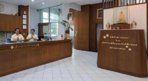ラヨーンにあるNice Beach Hotelの二人立ち