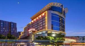 Un edificio alto con muchas luces. en Shenzhen Hongfeng Hotel (Luohu Branch), en Shenzhen