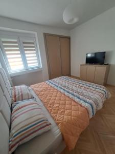 Ένα ή περισσότερα κρεβάτια σε δωμάτιο στο Angela Modern Apartment