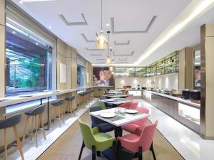 restauracja ze stołami i krzesłami oraz barem w obiekcie Magnotel Shanghai Maglev Station w Szanghaju