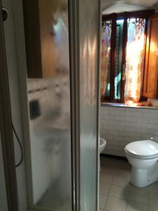 サン・マルチェッロ・ピストイエーゼにあるResidenza Cecchiniのバスルーム(トイレ、ガラス張りのシャワーブース付)