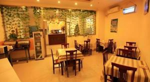 a dining room with tables and chairs in a restaurant at GreenTree Inn Tianjin Dasi Meijiang Huizhanzhongxin Business Hotel in Tianjin