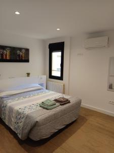 Un dormitorio con una cama con dos toallas encima. en Alojamiento Los Alamos, en Alcalá la Real
