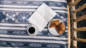レンボンガン島にあるNaluna Lembonganの本とパンとコーヒー一杯