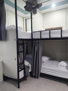 Ένα ή περισσότερα κρεβάτια σε δωμάτιο στο KL's Coffee & Hostel