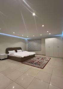 a large bedroom with a bed and a rug at شقق نرمادا المفروشة فرع قباء in Al Madinah