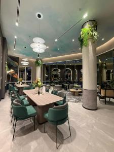 Χώρος καθιστικού στο Santorini Coastal Theme Sea and Mountain View One Bedroom Condo with Private Balcony on 19th Floor in Hua Hin Beach Thailand