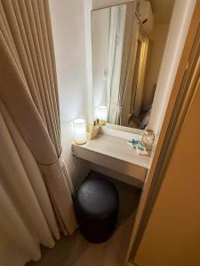 Ένα μπάνιο στο Santorini Coastal Theme Sea and Mountain View One Bedroom Condo with Private Balcony on 19th Floor in Hua Hin Beach Thailand