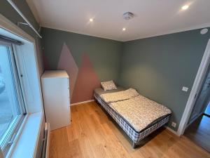 Ένα ή περισσότερα κρεβάτια σε δωμάτιο στο Private apartment on Hedensrud