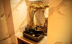 a bathroom with a black sink and a mirror at Medieval Forts & Palaces in Pachār