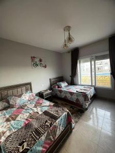une chambre avec deux lits et une fenêtre dans l'établissement Long Island Resort -C05 - Family only, à Marsa Matruh