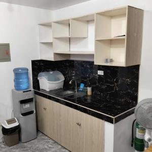 eine Küche mit Spüle und Arbeitsplatte in der Unterkunft W Tramo Residences in Manila