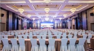 a large banquet hall with white chairs and a long table at Shijiazhuang Ximeijin Continental Hotel in Shijiazhuang +263 photos