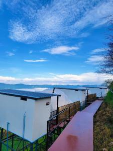 une passerelle menant à un bâtiment avec un ciel bleu dans l'établissement เอวาเเคมป์ Avacamp, à Ban Seng Choi