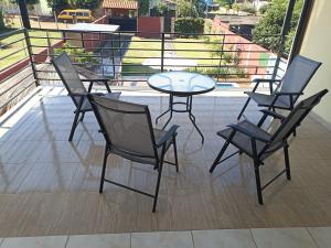 eine Gruppe Stühle und ein Tisch auf dem Balkon in der Unterkunft Casa Cristal in Barrio San Isidro (2) + 3 Fotos