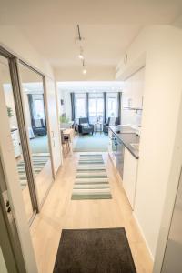 eine Küche und ein Wohnzimmer mit Blick auf das Wohnzimmer in der Unterkunft Linné Studio, Green Comfort Steps Away From Haga in Göteborg + 27 Fotos