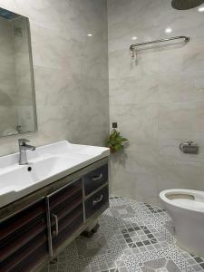 Bilik mandi di Đậu Biếc Homestay