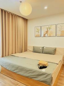 Phú Thúにあるimperia-i2119の部屋の中に大きなベッドがある寝室