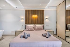 Un dormitorio con una cama grande con dos almohadas encima. en Offshore Suites Apartment in St Julians Centre, en San Julián