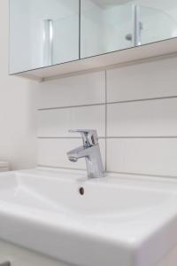 Ένα μπάνιο στο Calm Linné Home With Green Feel, Steps From Haga +27 φωτογραφίες