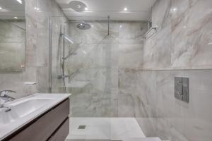 Un baño con ducha, lavabo e inodoro. en Offshore Suites Apartment in St Julians Centre, en San Julián 29 fotos más