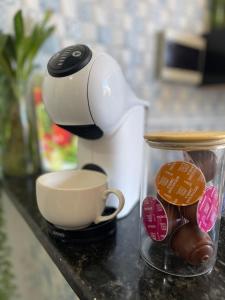 une cafetière et une tasse sur un comptoir dans l'établissement Studio-style apartment in a family environment, à Salvador