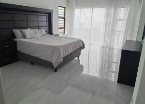 Ένα ή περισσότερα κρεβάτια σε δωμάτιο στο Ocean View Road Villas +11 φωτογραφίες