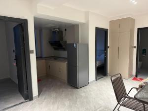 にあるRuifangju Homestay, Seaview Garden Communityのキッチン(冷蔵庫付)、椅子が備わります。 +46枚の写真