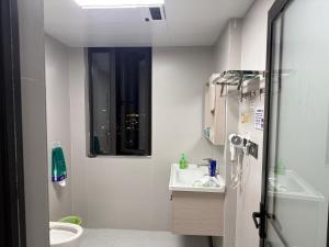 にあるRuifangju Homestay, Seaview Garden Communityの洗面台とトイレ付きの小さなバスルーム