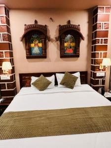 1 dormitorio con 1 cama y 2 vidrieras en The Raj Heritage, en Jodhpur