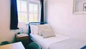 una piccola stanza con un letto e una finestra di 2 Bedroom House, Park on Doorstep, Families and Contractors Friendly, Near Parkway Station a Bristol