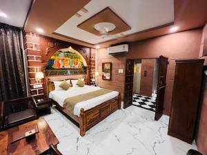 1 dormitorio con 1 cama grande y suelo de mármol en The Raj Heritage, en Jodhpur