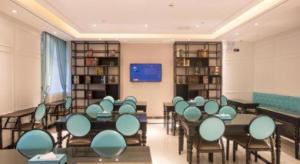 a classroom with desks and chairs in a room at Xana Lite·Nanchang Changbei Jiangxi University of Finance and Economics in Nanchang