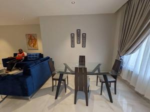 Una sala de estar con un sofá azul y una mesa. en Crystal prestige, en Oko