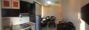A cozinha ou kitchenette de Godija Hotel & Suites