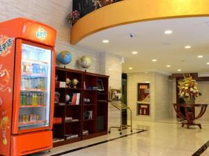 Una tienda con una máquina expendedora de naranjas en un edificio. en GreenTree Inn Xian Longshouyuan Subway Station Business Hotel, en Xi'an