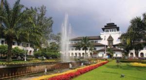 budynek z fontanną w środku parku w obiekcie Super OYO Capital O 483 Tamansari Panoramic Bandung w mieście Bandung